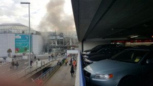 Cierran el Aeropuerto de Bruselas tras dos explosiones (vídeo)