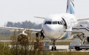 Arrestan al secuestrador del avión de Egyptair tras liberar a todos los rehenes (vídeo)