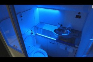 Boeing desarrolla baños de avión que se limpian solos