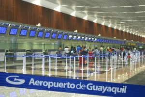 Ecuador eleva a US$ 50 la tasa por cada pasaje emitido para salir del país