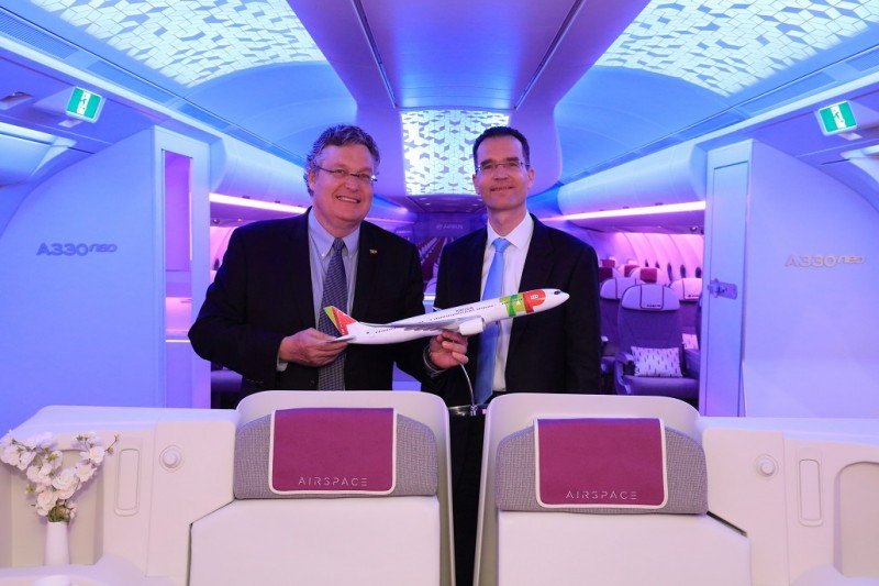 (Izq. a Da.) Trey Urbahn (CCO de TAP) y François Caudron (VP senior de Marketing de Airbus).