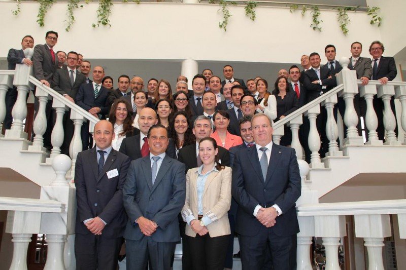 Foto de familia de los 50 directores de los hoteles Iberostar en EMEA.