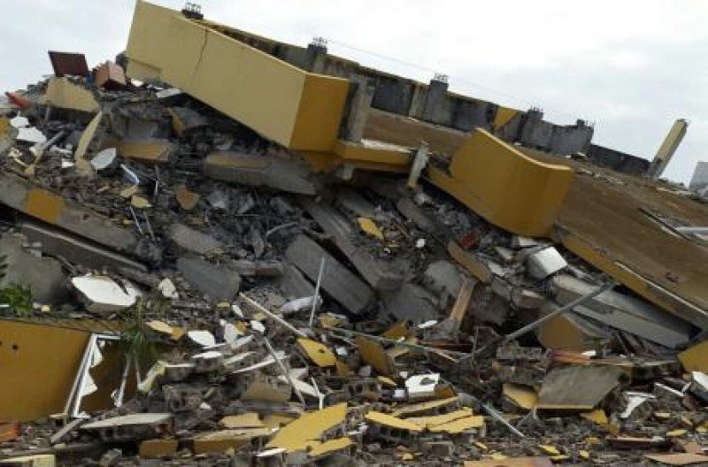 Hotel en Pedernales de seis plantas que se vino abajo por el terremoto.
