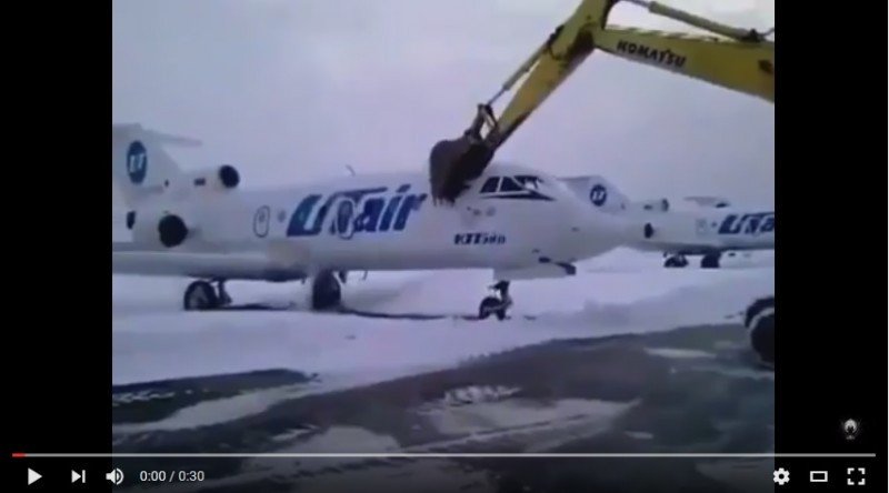 Un trabajador despedido destroza un avión con una excavadora (vídeo)