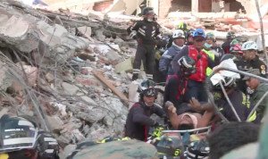 Ecuador: rescatan con vida a empleado de hotel tras 40 horas bajo escombros