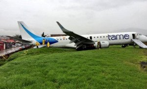 En Ecuador un avión quedó sobre el muro del aeropuerto