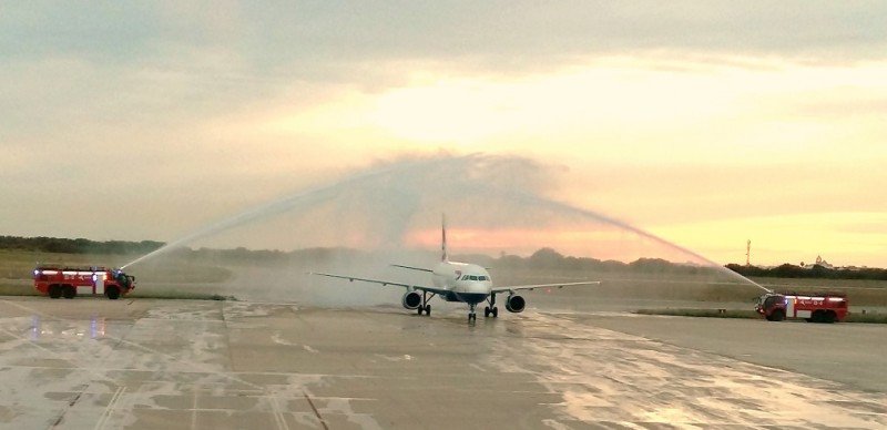 El Aeropuerto de Menorca recibe la llegada del primer vuelo de British Airways procedente de London-Heathrow con el tradicional arco de agua. 
