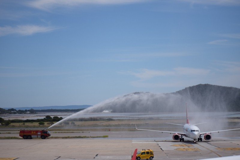 El tradicional arco de agua recibe el primer vuelo de la compañía holandesa Corendon Dutch Airlines .