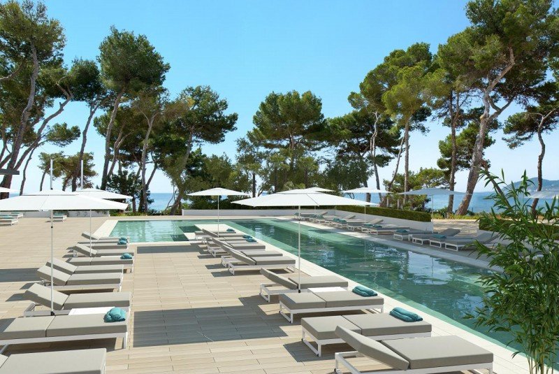 El nuevo hotel cuenta con zona de piscinas y un beach club a pie de playa.