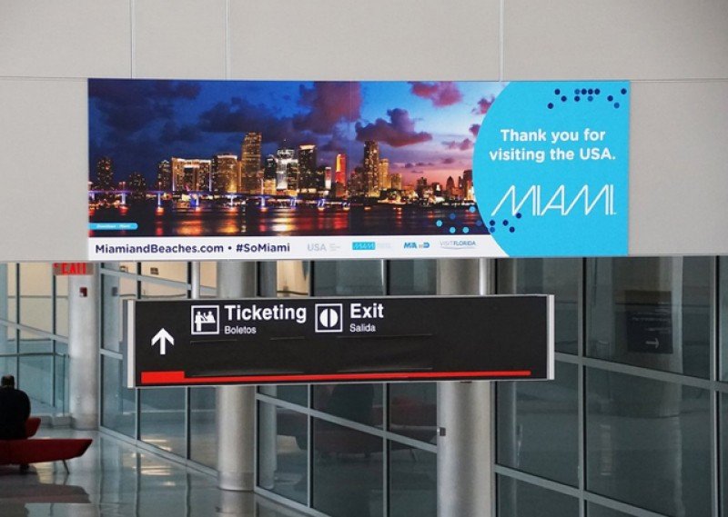 Campaña de bienvenida a los turistas en aeropuertos de EE.UU. Foto: Miami Herald.