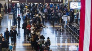 Plan antiterrorista y aumento de tráfico crean caos en aeropuertos de EEUU