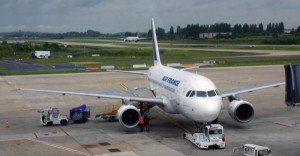  Francia pide a las aerolíneas abastecerse de carburante fuera del país