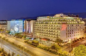 Simbólico hotel de Atenas cierra por deudas al inicio de temporada turística