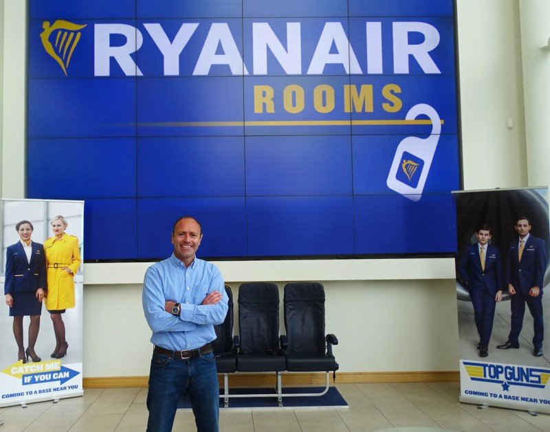 Kenny Jacobs, director de Marketing de la aerolínea, asegura que 'con Ryanair Rooms vamos a transformar la reserva de alojamiento con los precios más bajos posible'.
