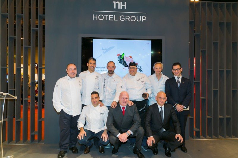 Hugo Rovira con una representación de los chefs estrella Michelin que colaboran con la cadena.