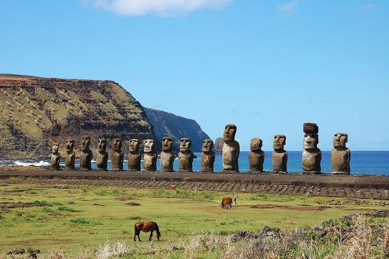 En la Isla de Pascua están en riesgo las estatuas más próximas a la costa, según la Unesco.
