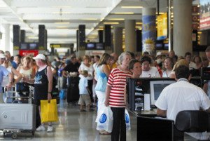 Colapso aeroportuario, amenaza de huelga, español la lía en Bonn...