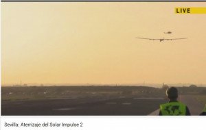 El Solar Impulse 2 aterriza en Sevilla, luego de 70 horas de vuelo (vídeo)