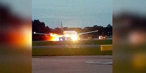 Rescatan a  241 personas de un avión en llamas (vídeo)