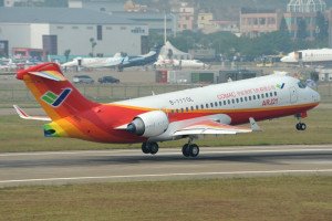 El avión regional chino ARJ21 opera su primer vuelo comercial