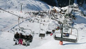 Retracción económica y expectativas moderadas en Bariloche este invierno