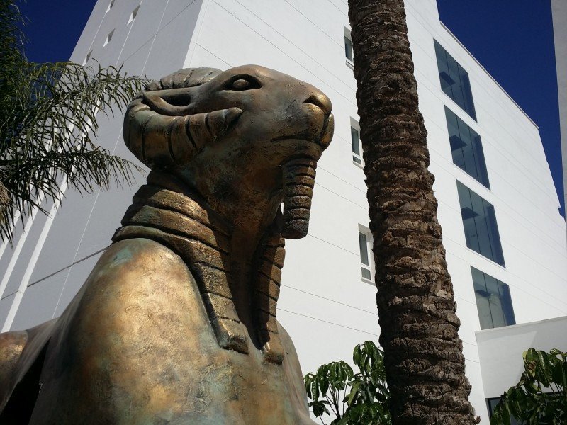 El hotel se halla cercano al área del parque dedicada a Egipto, y está tematizado.