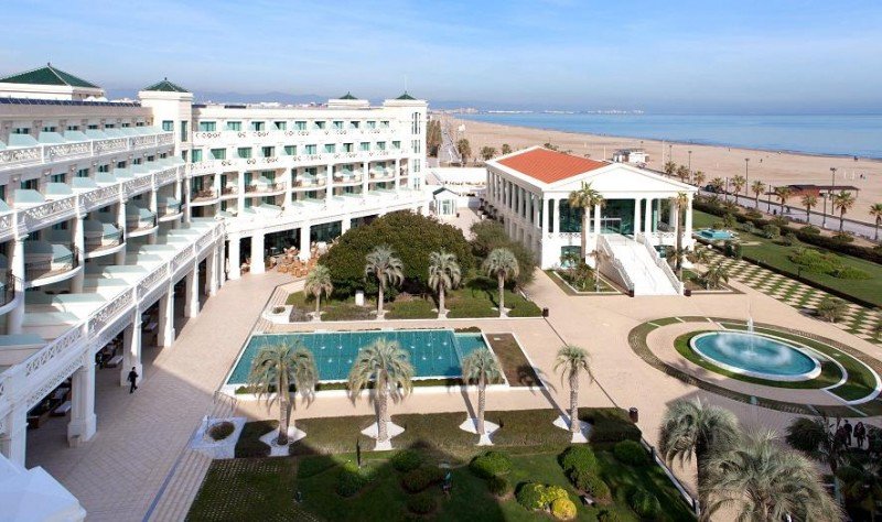 Las Arenas Balneario Resort, perteneciente a The Leading Hotels of the World, combina la arquitectura del histórico balneario con el estilo más actual.