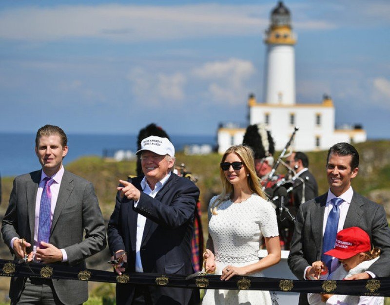 Donald J. Trump en su resort de Escocia, con sus hijos Junior, Ivanka y Eric y su nieta Kay. Credit Jeff J Mitchell/Getty Images