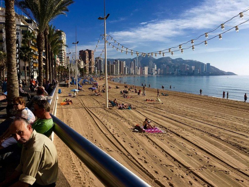 El buen clima y el alargamiento de la temporada en España han provocado que encabece por segundo año consecutivo  las pernoctaciones turísticas de la UE.