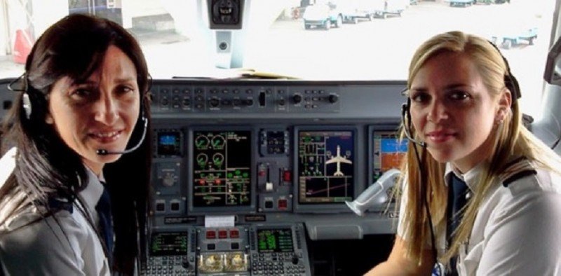 Piloto y copiloto argentinas Ana Maluff y Nuria Estébez, de la compañía Austral. No son las profesionales a la que está referida la información (foto: Gustavo Fabbro vía Roberto J. Gómez).