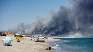 Un hotel y un albergue, desalojados por dos incendios en Cádiz
