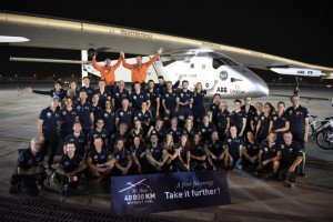 El avión Solar Impulse II completa su vuelta al mundo sin combustible 