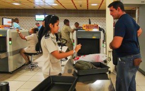 Aduanas de Cuba asegura que se dificulta el control por aumento de turistas