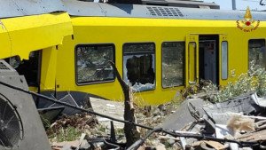 Sube a 27 el número de muertos por el choque de trenes en Italia