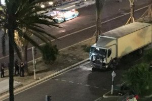 Atentado en Francia: al menos 84 muertos por un camión que embistió a una multitud