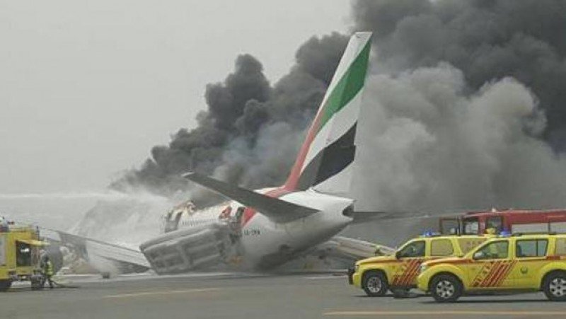 Un avión de Emirates sufre un accidente al aterrizar en Dubai (vídeo)