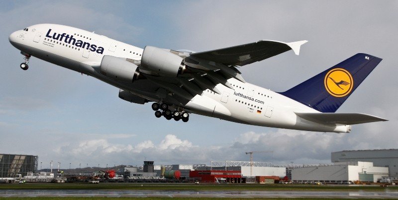 Un A380 de Lufthansa despegando.