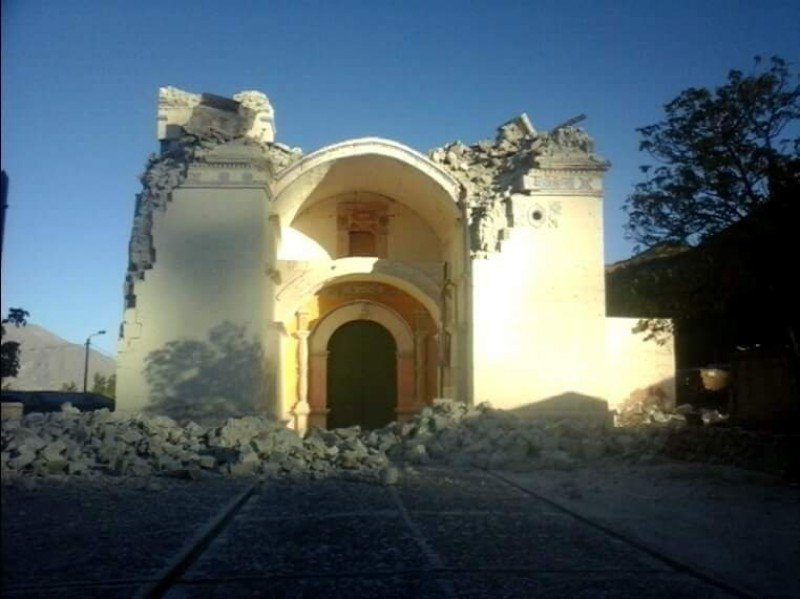 La iglesia de Ichupampa se ha derrumbado tras el seísmo. Imagen: Indeci.