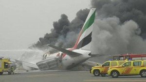 Un avión de Emirates se incendia tras aterrizar en Dubai (vídeo)