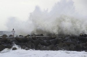 Decenas de vuelos cancelados y mil evacuados en Japón por el tifón Chanthu