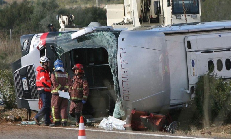 Un autocar con turistas vuelca en Barcelona y causa 24 heridos, tres graves (Fotro: Independent, UK).