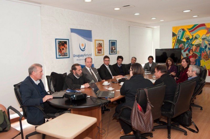 Autoridades uruguayas reunidas con representantes de Royal Caribbean en Montevideo.