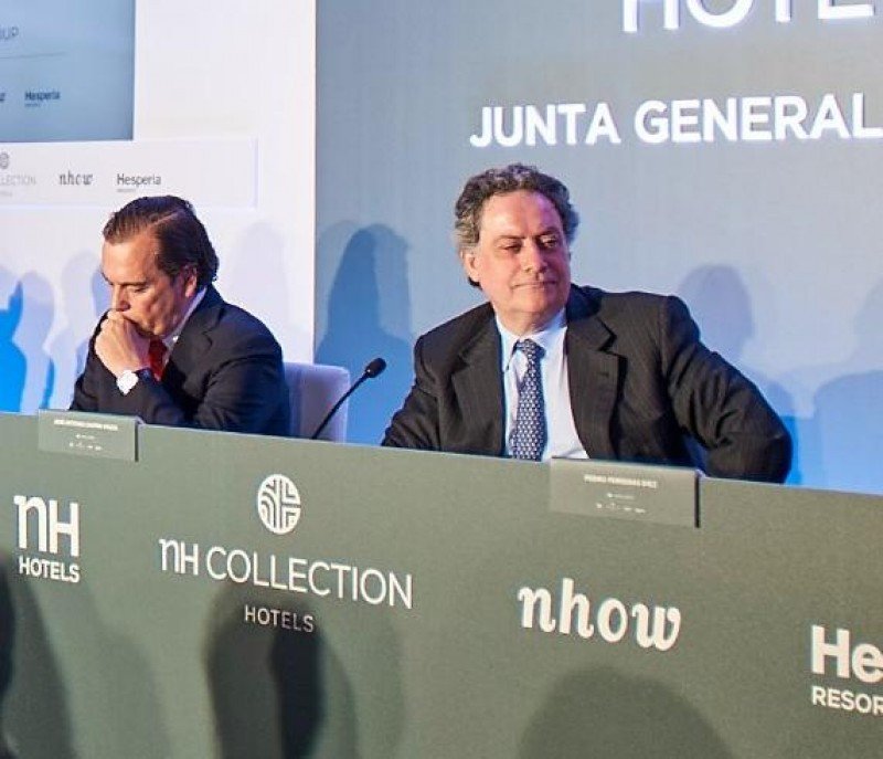 De izq. a dcha, Federico González Tejera, en ese momento CEO de NH, y José Antonio Castro, presidente de Hesperia y vicepresidente de NH, en la última junta de accionistas.