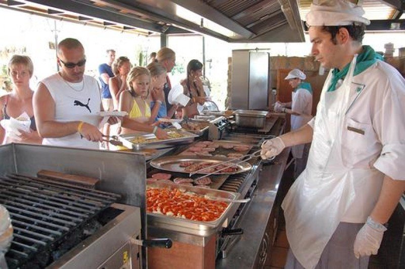 CCOO y UGT denuncian la precariedad de los nuevos empleos turísticos ...
