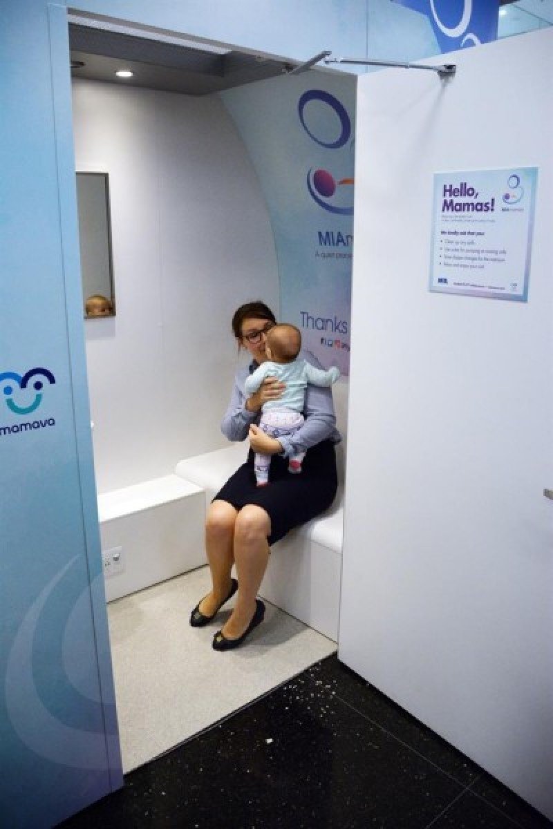 Imagen de una madre en la nueva cabina del Aeropuerto Internacional de Miami.