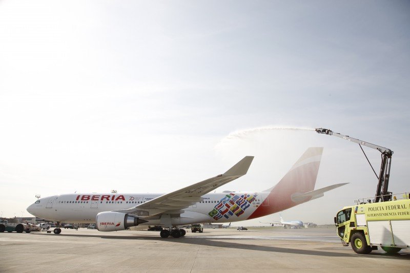 El avión lleva grabadas las banderos de los países de Latinoamérica con vuelos directos de Iberia.
