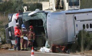 Un autocar con turistas vuelca en Barcelona y causa 24 heridos