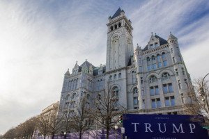 Trump abre su hotel junto a la Casa Blanca entre protestas
