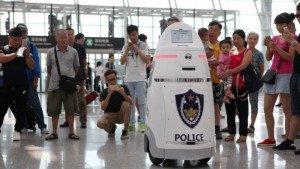 Primer robot policía en un aeropuerto chino