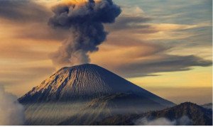 Cerca de 400 turistas atrapados por la erupción de un volcán en Indonesia